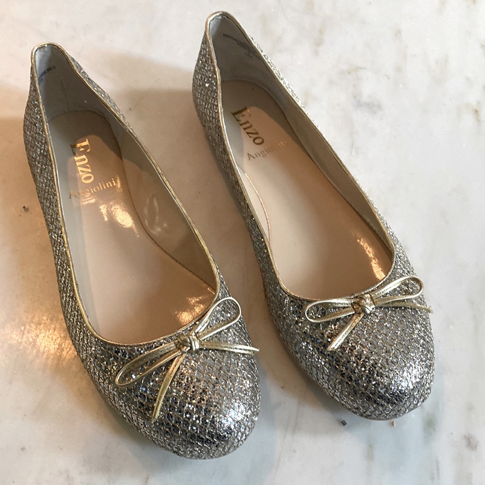 Sz 8.5 Aeniltm Gld Slvr MU with gold bow